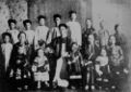 Kwong Sue Duk with his three wives and fourteen children, Cairns, 1904